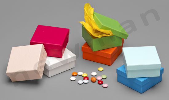 Χάρτινο κουτί σε διάφορα χρώματα 8x8x4cm xartino koutaki 8x8x4