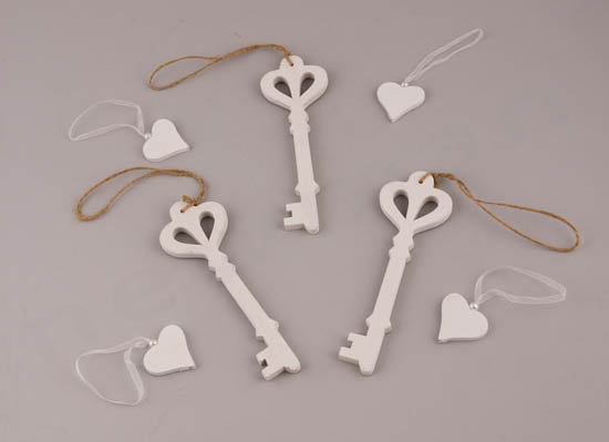 Λευκά ξύλινα κλειδιά & καρδιές