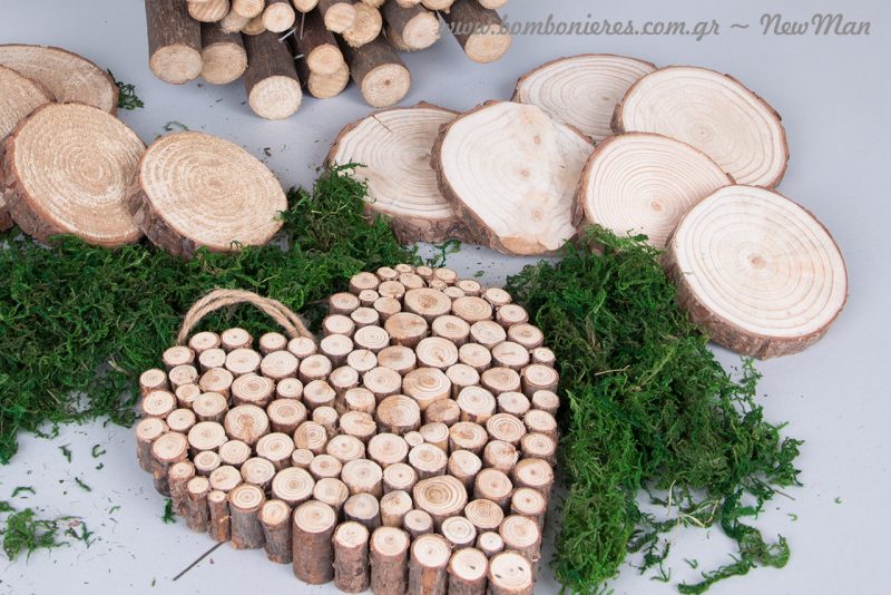 Καρδιά από κλαδιά ξύλου, βρύο φυσικό και ξύλινα σουβέρ για ένα boho παραμυθένιο στυλ.