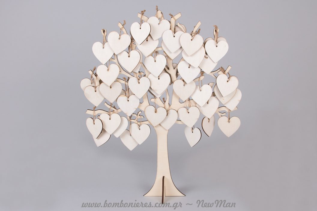 Ξύλινο δέντρο ευχών σε λευκό με κρεμαστές καρδούλες