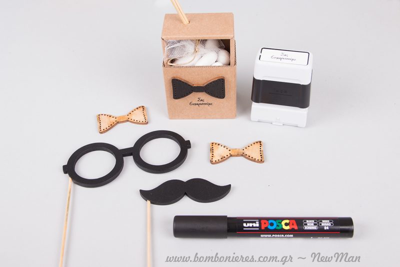Τα ξύλινα γυαλιά και το ξύλινο μουστάκι ολοκληρώνουν μοναδικά την μπομπονιέρα του μικρού κυρίου σε κουτί.