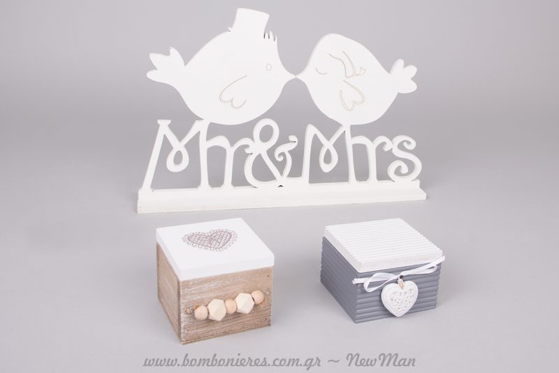 Ξύλινο διακοσμητικό Mr& Mrs με πουλάκια που φιλιούνται και μπομπονιέρες σε δίχρωμα ξύλινα κουτάκια με θέμα καρδούλες.