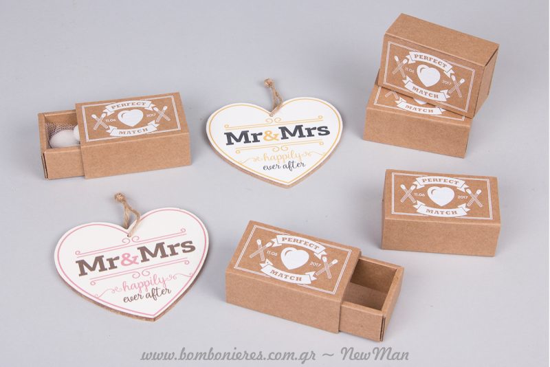 Κρεμαστές ξύλινες διακοσμητικές καρδούλες Mr & Mrs για την διακόσμηση και τον στολισμό του γάμου.