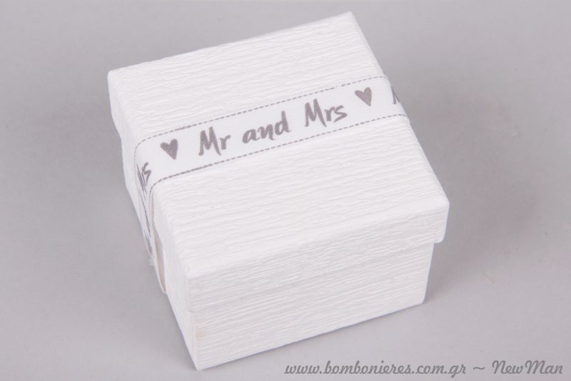 Μπομπονιέρα σε λευκό κουτί με υφασμάτινη κορδέλα επίσης σε λευκό και τύπωμα «MR&MRS».