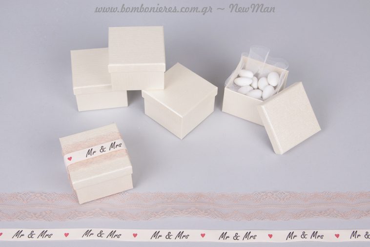 Μπομπονιέρα MR&MRS σε λευκό ή εκρού κουτί με κορδέλα Old Time Classic (εκρού) και λευκή κορδέλα με ομώνυμο τύπωμα και καρδούλες.
