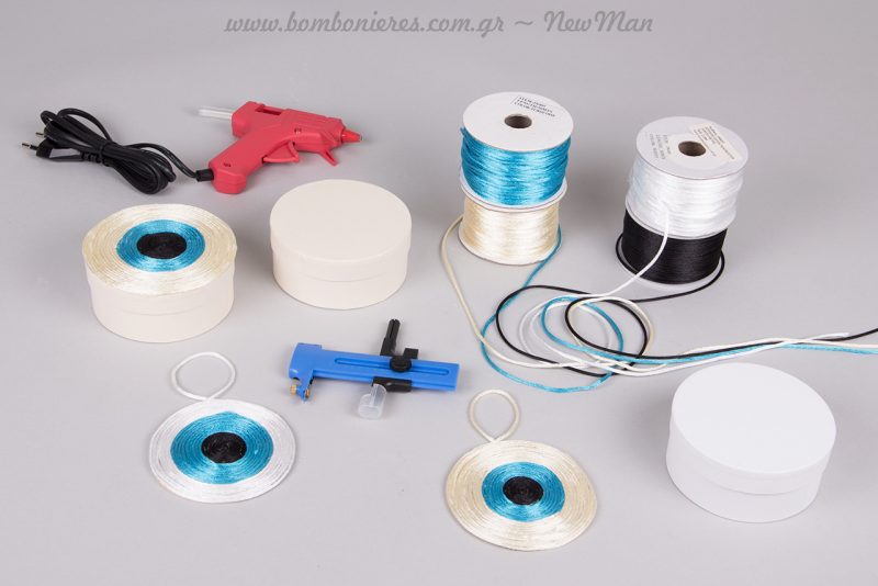 DIY μπομπονιέρα «μάτι» σε λευκό ή εκρού κουτί με κορδόνι σατέν ποντικοουρά (λευκό-μπλε-μαύρο).
