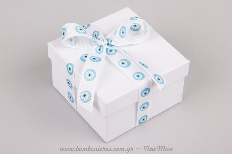 Η πιο οικονομική εκδοχή της μπομπονιέρας σε κουτί με γαλάζια κορδέλα Γκρο (μοτίβο μάτι) και κλασσικό δέσιμο «δώρου».
