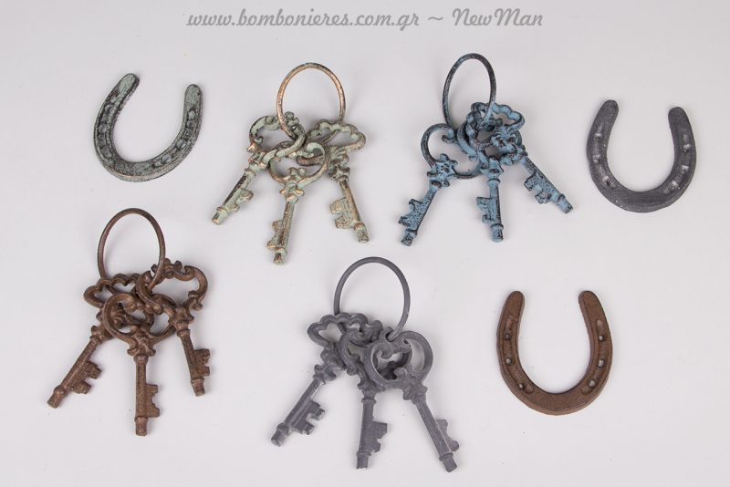 Vintage κλειδιά και πέταλα ως κεντρικά διακοσμητικά στοιχεία στα γούρια-δωράκια σας.