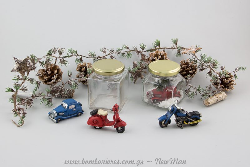 Πολυεστερικές μινιατούρες (αυτοκινητάκι, μηχανή και Vespa), και γυάλινα βάζα για την χριστουγεννιάτικη σας διακόσμηση.