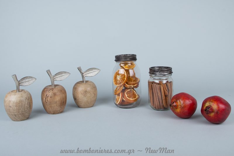 Διακόσμηση με γυάλινα βάζα (μεταλλικό καπάκι), αποξηραμένα φρούτα, κανέλλα και ξύλινα μήλα ή κόκκινα ρόδια.