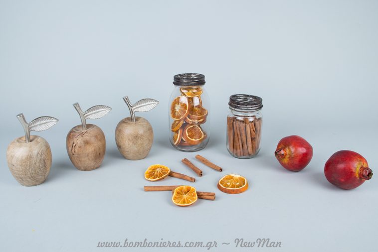 Διακόσμηση με γυάλινα βάζα (μεταλλικό καπάκι), αποξηραμένα φρούτα, κανέλλα και ξύλινα μήλα ή κόκκινα ρόδια.