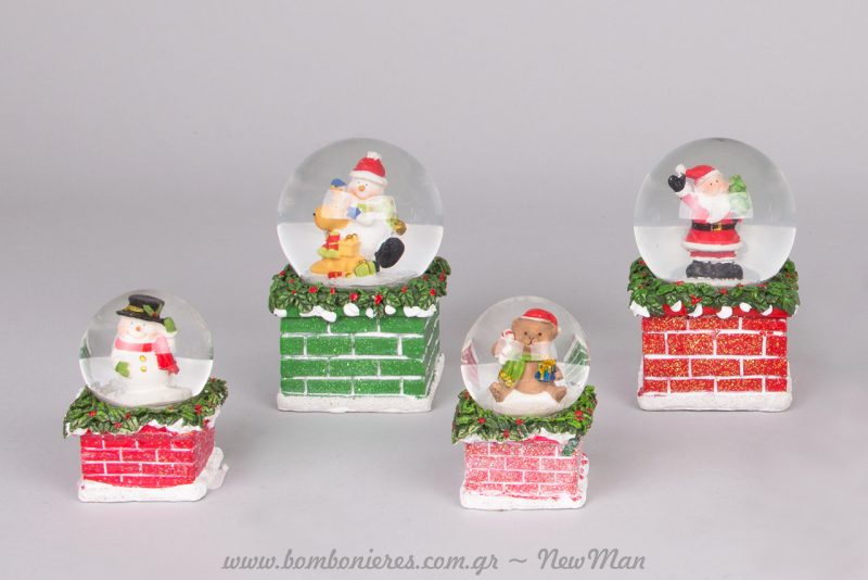 Χριστουγεννιάτικες χιονόμπαλες πάνω σε καμινάδα, σε ποικιλία σχεδίων και σε διαφορετικά μεγέθη.