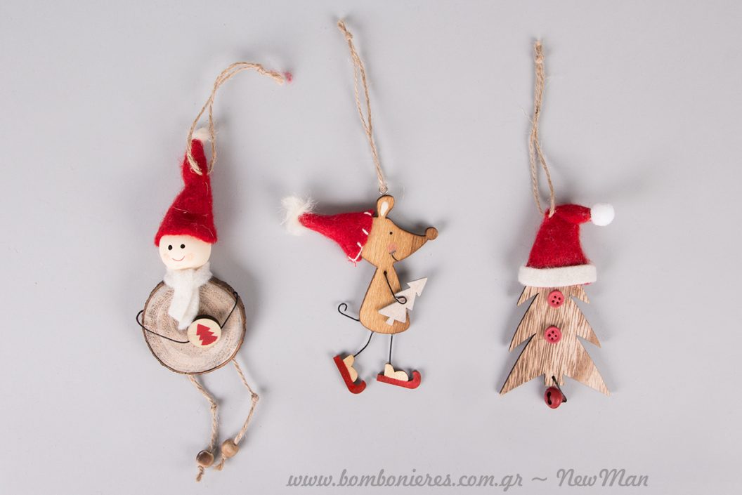 Ξύλινα στολίδια με κόκκινες λεπτομέρειες: Χιονάνθρωπος που είναι ταυτόχρονα και παιχνίδι, ποντικάκι με σκούφο και χριστουγεννιάτικο δέντρο μινιατούρα με σκούφο.