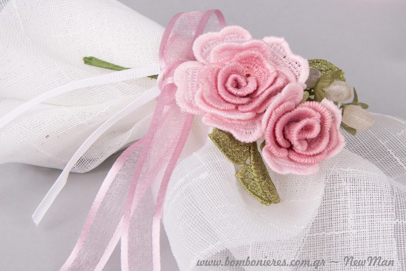 Το ροζ τριαντάφυλλο συμβολίζει την ευγένεια, την κομψότητα και τη φινέτσα και δείχνει υπέροχα, συνδυασμένο με την κλασική μας μπομπονιέρα από λινό ύφασμα.