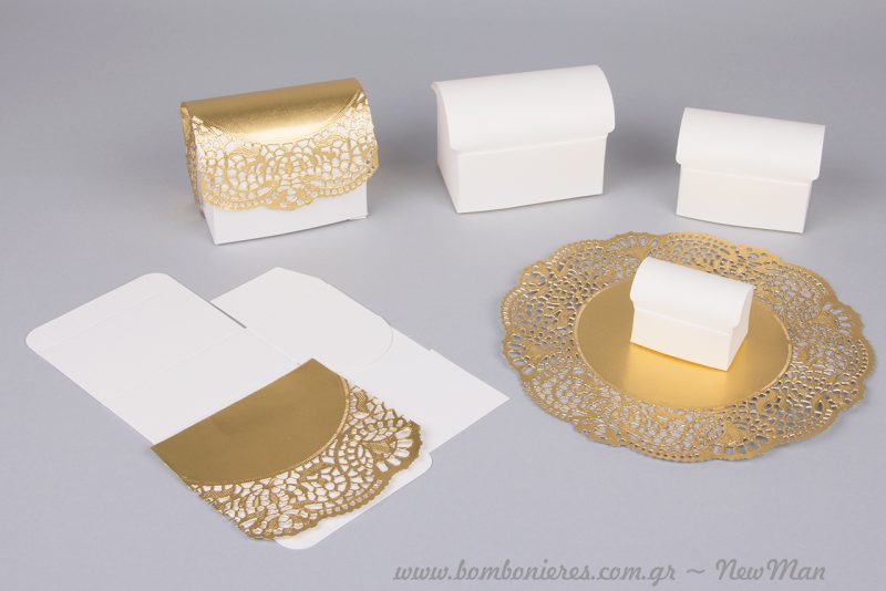 Κουτιά-μπαουλάκια, διακοσμημένα με χάρτινη δαντέλα σε χρυσό.
