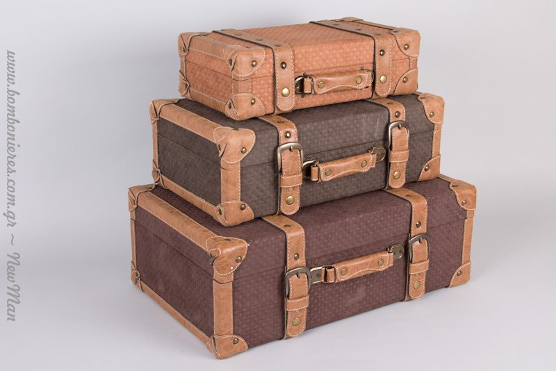 Ρετρό βαλίτσες με δερμάτινες λωρίδες σε τρία διαφορετικά μεγέθη: (36 x 20cm), (44 x 26cm), (52 x 32cm).