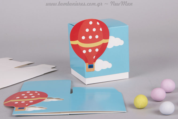 Χάρτινο κουτί με θέμα Αερόστατο και πολύχρωμα κουφέτα Χατζηγιαννάκης (Crispy) για τη μπομπονιέρα της βάπτισης.