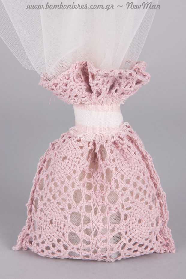 Ρομαντική μπομπονιέρα σε δαντελένιο vintage πουγκάκι (ροζ). Κατάλληλη και για κοριτσίστικη βάπτιση.