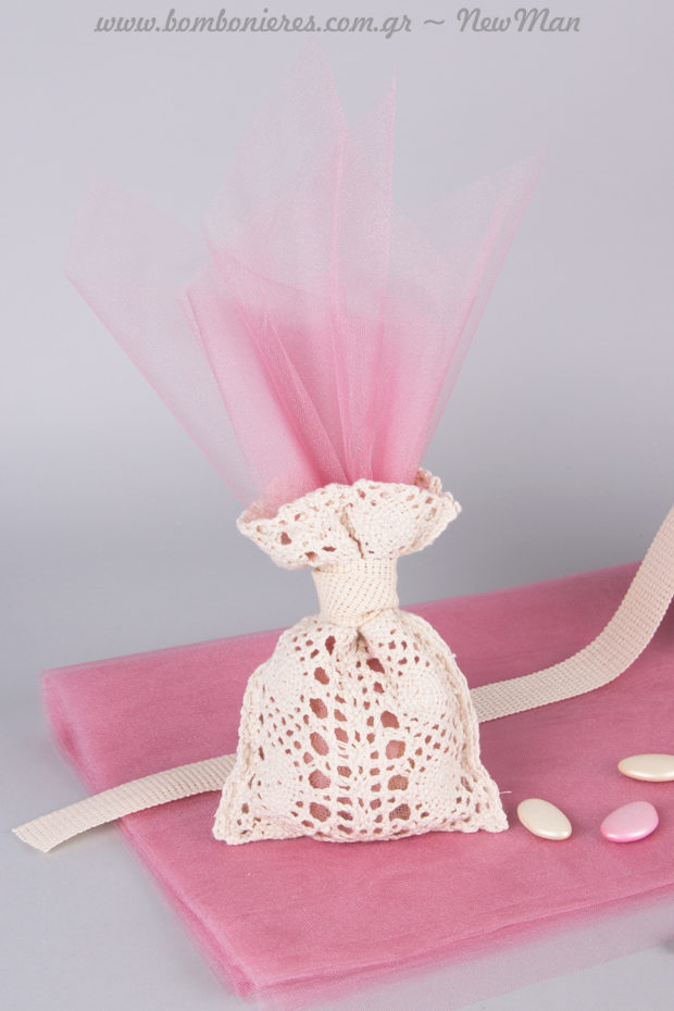 Δαντελένιο πουγκί σε nude απόχρωση (10 x 17cm) και γαλλικό κρυσταλλιζέ τούλι (45 x 45cm) σε dusty pink.