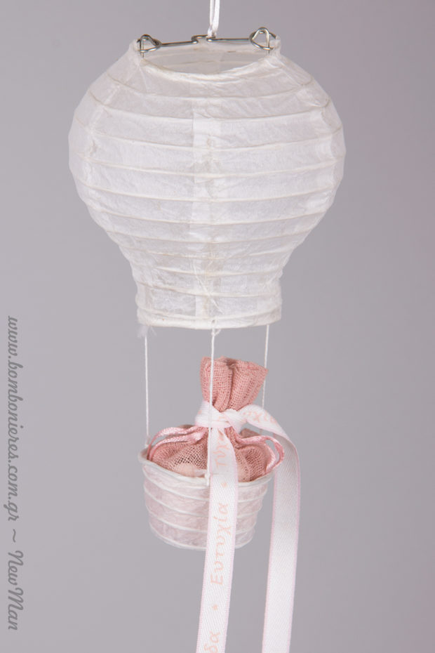Χάρτινο αερόστατο, διακοσμημένο με υφασμάτινο πουγκί σε ροζ χρώμα και κορδέλα Unique γεμάτη ευχές για την κοριτσίστικη βάπτιση.