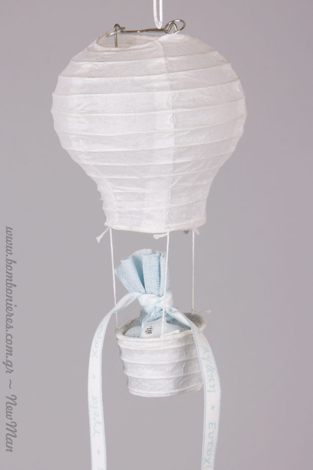 Χάρτινο αερόστατο σε λευκό χρώμα με υφασμάτινο πουγκί (σιέλ) και κορδέλα γεμάτη ευχές για τη βάπτιση του μικρού σας μπόμπιρα.