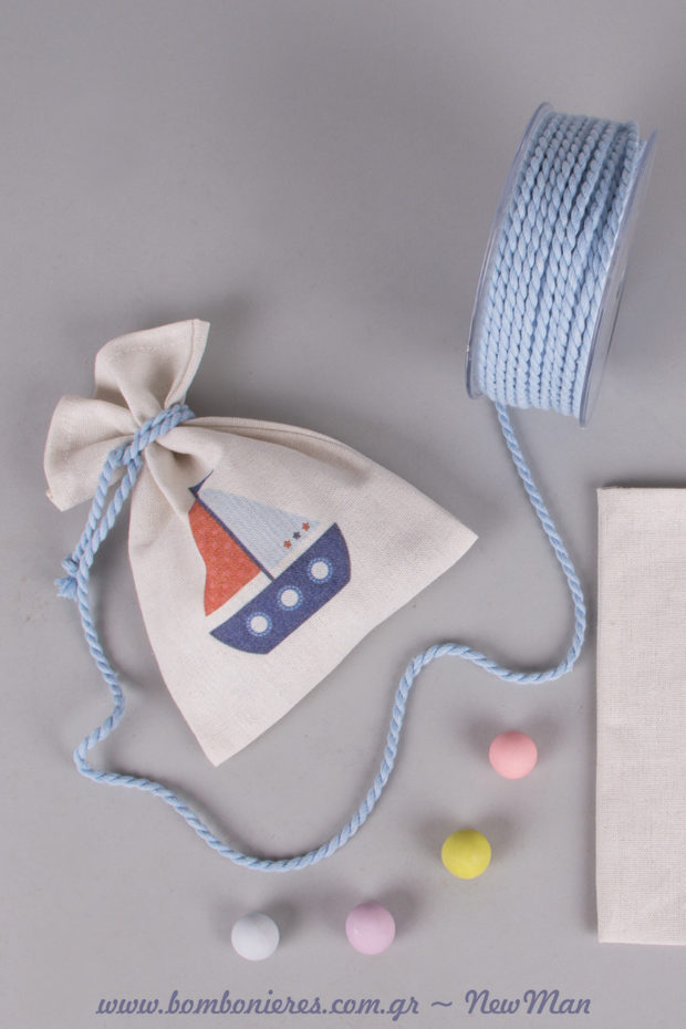 Συνδυάστε το πουγκί με σχέδιο καράβι με γαλάζιο βαμβακερό κορδόνι (καρούλι: 4mm x 25m).