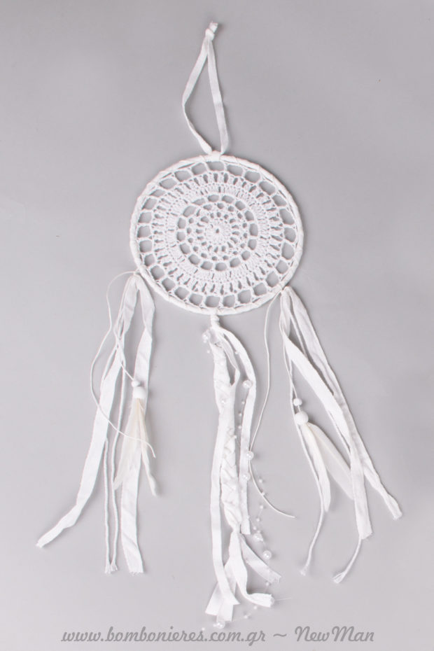 Κρεμαστή υφασμάτινη ονειροπαγίδα με φτερά ( φ. 16cm) σε λευκή απόχρωση για τον γάμο ή τη βάπτιση.