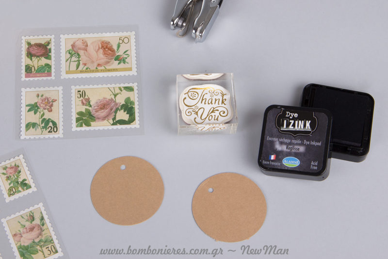 Διάφανη σφραγίδα «Thank you», ταμπόν Dye Izink Reglisse και αυτοκόλλητα γραμματόσημα «Flowers»: μερικά από τα υλικά που θα χρειαστείτε.