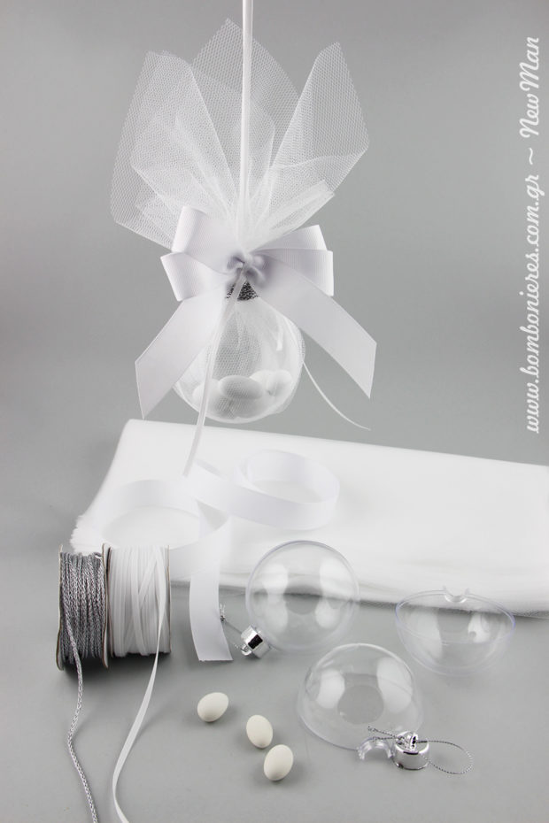 Elegant κρεμαστή μπομπονιέρα σε διάφανη μπάλα για τον χειμωνιάτικο γάμο σας.