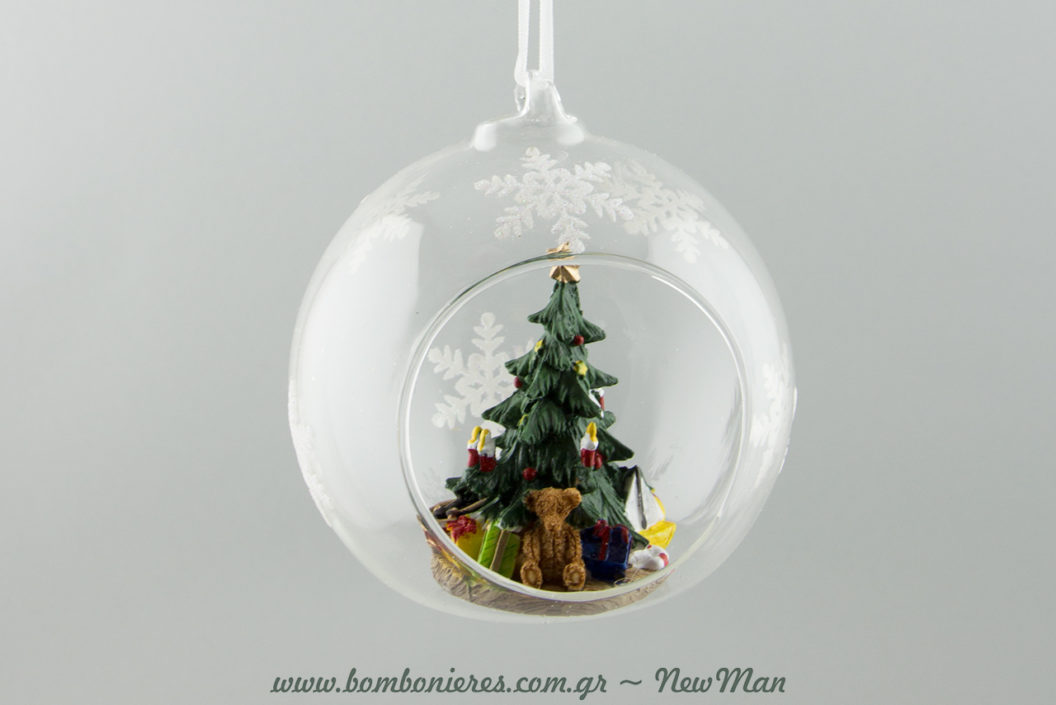 564360 Γυάλινη χριστουγεννιάτικη μπάλα ανοιχτή με στολισμένο δεντράκι που έχει ακόμα και δωράκια στη βάση του (φ. 9cm).