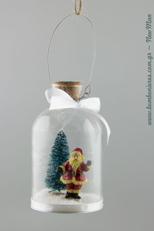 564359 Κρεμαστό χριστουγεννιάτικο μπουκάλι με φιόγκο και Άγιο Βασίλη δίπλα σε χριστουγεννιάτικο δέντρο στο εσωτερικό του (φ. 6cm x 11cm).