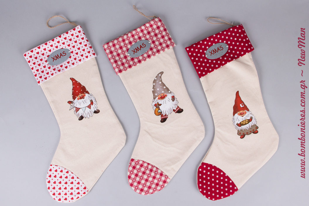 Χριστουγεννιάτικες κάλτσες σε τρεις διαφορετικές παραλλαγές (καρό, καρδούλες, αστεράκια) για την παραδοσιακή σας εορταστική διακόσμηση.