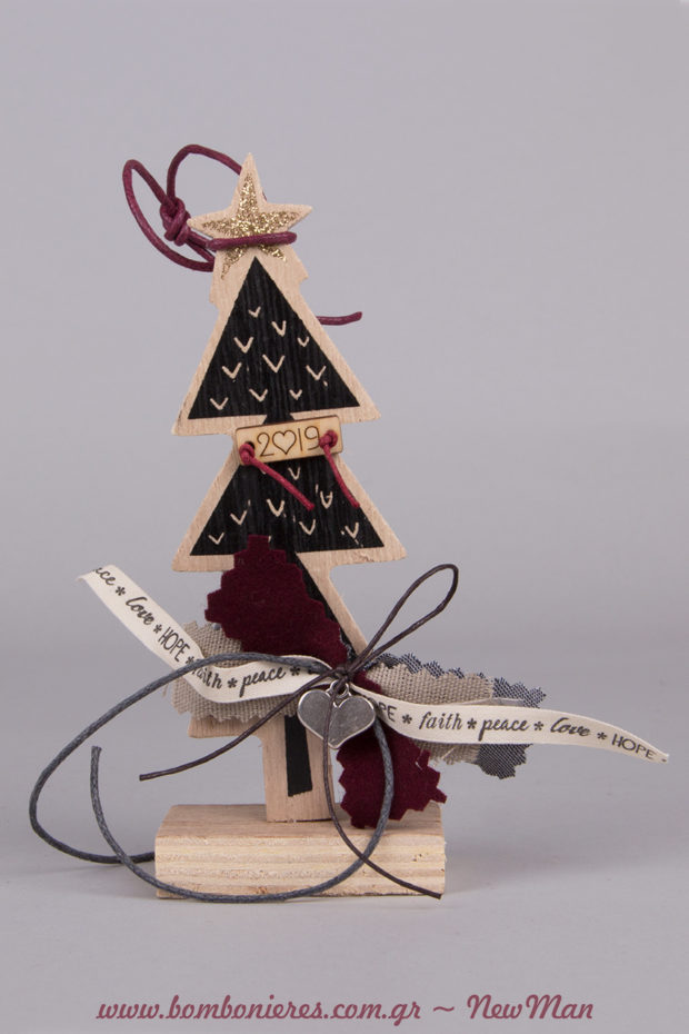 Ξύλινο γούρι-χριστουγεννιάτικο δεντράκι (13cm) με εφέ μαυροπίνακα και κορδέλες γεμάτες αγαπησιάρικες ευχές: hope, faith, peace, love.