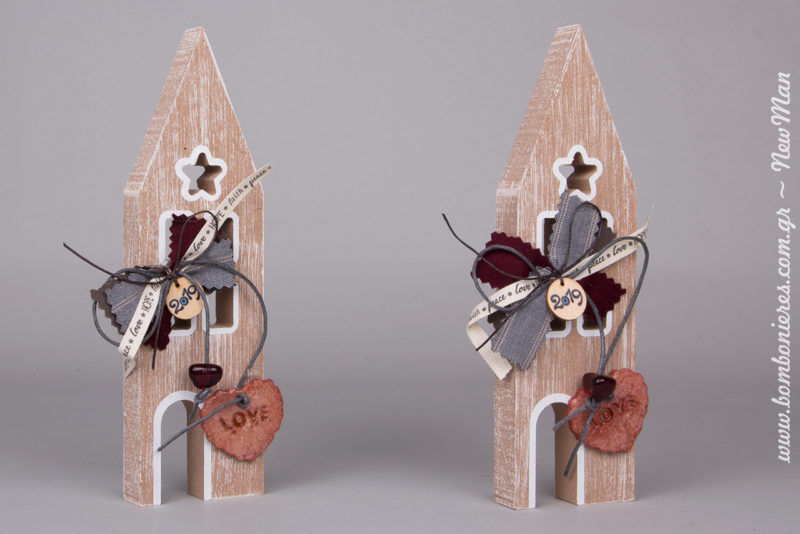 Πρωτότυπα γούρια-σπιτάκια (ξύλο) για τα συμβολικά σας δωράκια σε αγαπημένα πρόσωπα ή για τον χριστουγεννιάτικο στολισμό.