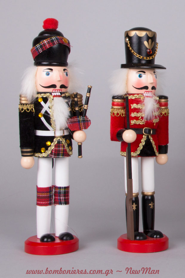 Ξύλινα διακοσμητικά στρατιωτάκια-Καρυθραύστες (30cm) για έναν παραμυθένιο χριστουγεννιάτικο στολισμό.