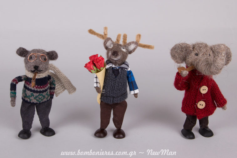 Διακοσμητικά ζωάκια από τσόχα (16cm, 18cm) που φοράνε τα καλά τους λες κι ετοιμάζονται να πάνε στο χριστουγεννιάτικο ρεβεγιόν.