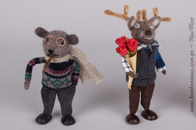 Διακοσμητικά ζωάκια από τσόχα (16cm, 18cm) που φοράνε τα καλά τους λες κι ετοιμάζονται να πάνε στο χριστουγεννιάτικο ρεβεγιόν.