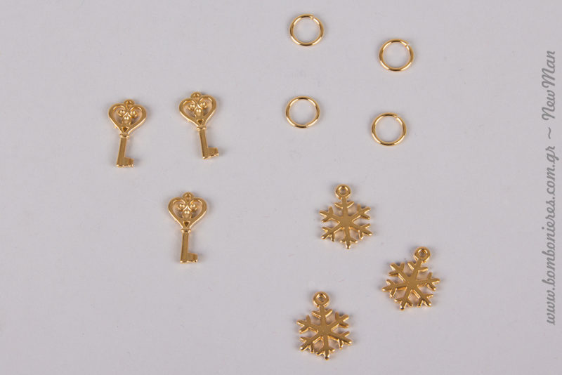 Τα μικρά βυζαντινά κλειδιά (11x 21mm) και οι κρεμαστές χιονονιφάδες (14 x 19mm) διατίθενται σε συσκευασία των 10 τεμαχίων ενώ τα ορειχάλκινα κρικάκια σε συσκευασία των 50.