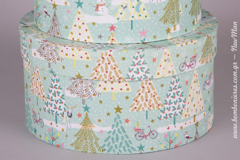 Στο υπέροχο αυτό σχέδιο πρωταγωνιστούν: χιονάνθρωποι, ποδήλατα, πουλάκια και σούπερ χαριτωμένα χριστουγεννιάτικα δέντρα με αστέρι.
