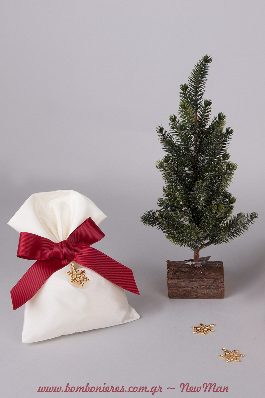 Λιτή μπομπονιέρα σε πουγκί από ταφτά, διακοσμημένη με μπορντό κορδέλα και χιονονιφάδα (μεταλλική) και διακοσμητικά δεντράκια με έμπνευση Χριστούγεννα.