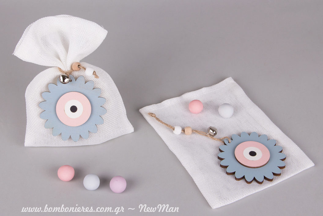 DIY συμβολική μπομπονιέρα βάπτισης σε λευκό πουγκί (καμβάς) με ξύλινο λουλουδένιο μάτι σε παστέλ αποχρώσεις (ροζ-γαλάζιο).