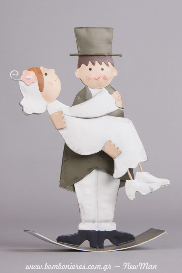 Χαριτωμένος Γαμπρός + Νύφη αγκαλιά σε μια σούπερ διασκεδαστική μεταλλική τραμπάλα (18cm).