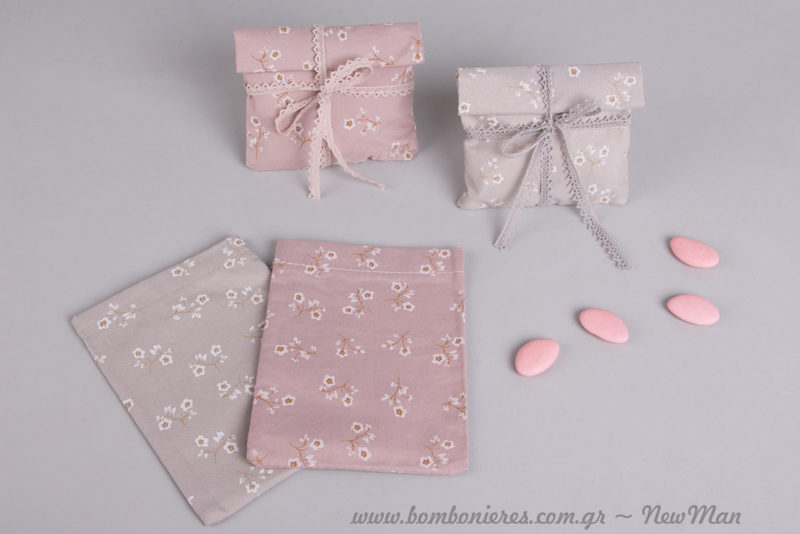 Πανέμορφα και σούπερ χαριτωμένα υφασμάτινα πουγκάκια με υπόστρωμα και φλοράλ μοτίβο σε ροζ & γκρι-σιέλ για την μπομπονιέρα του γάμου ή της βάπτισης.
