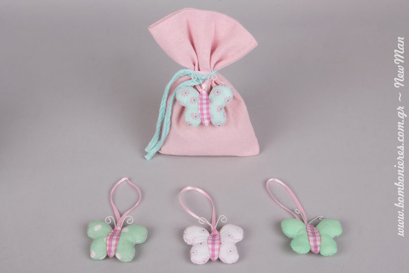 Θέμα πεταλούδα για τη βάπτιση της μικρής σας και πουγκί υφασμάτινο σε ροζ απόχρωση (13 x 18cm).