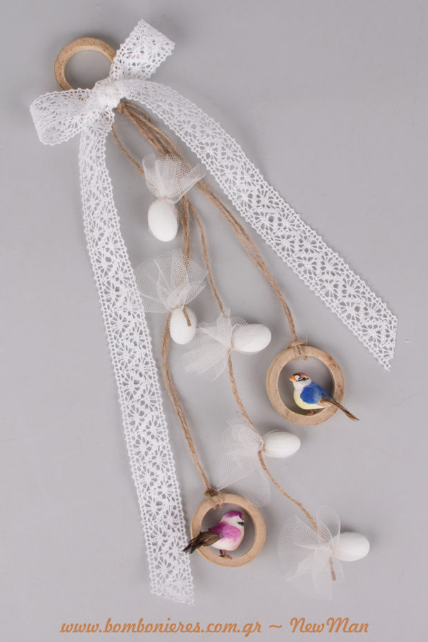 Κρεμαστή μπομπονιέρα γάμου Lovebirds, αποτελούμενη από ξεχωριστά και ιδιαίτερα υλικά όπως φέτες μπαμπού και διακοσμητικά πουλάκια (μπλε + ροζ).