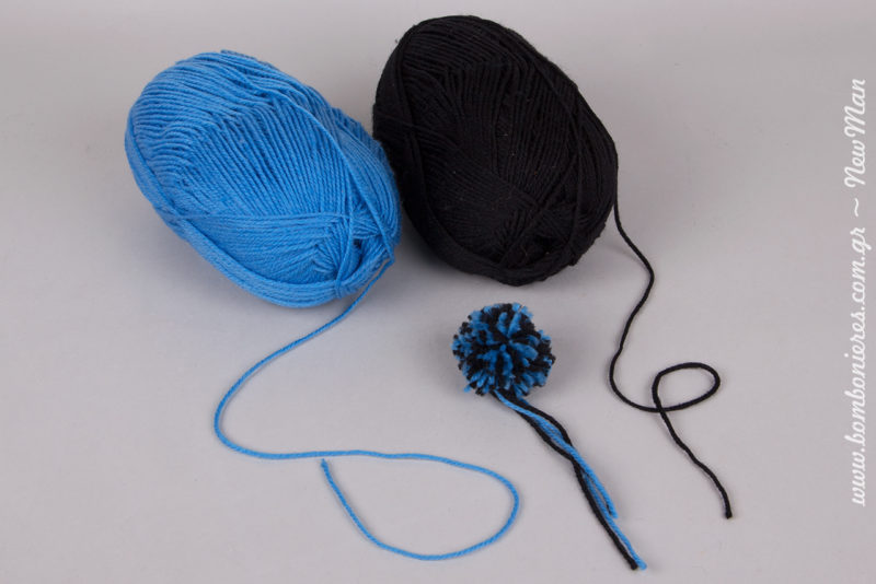 Μαλλί ακρυλικό σε μπλε και μαύρο χρώμα για να φτιάξετε τη φούντα που θα ενσωματώσετε στο διακοσμητικό τσαρούχι της μπομπονιέρας.