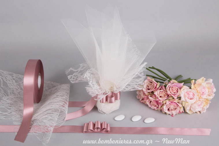 Για ένα vintage ρομαντικό γάμο επιλέξτε την παραδοσιακή τούλινη μπομπονιέρα σε vintage ύφος, την οποία θα συνδυάσετε με μπουκέτα τριαντάφυλλα στο στολισμό.