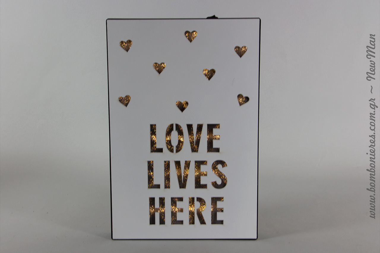 Ξύλινο κουτί «Love Lives Here» με φως LED (20 x 3 x 30cm) για να διακοσμήσετε το τραπέζι των ευχών.