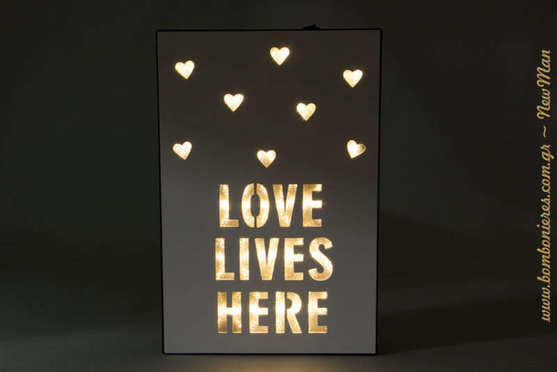 Κι όταν τα φώτα ανάβουν, το αποτέλεσμα είναι μαγικό. Δημιουργήστε ατμόσφαιρα εύκολα κι απλά με το ξύλινο κουτί «Love Lives Here».