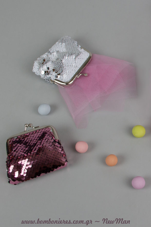 Δημιουργήστε μια μίνι μπομπονιέρα σε μωρ-ροζ αποχρώσεις και κουφέτα Χατζηγιαννάκης Crispy πολύχρωμα, την οποία θα τοποθετήσετε μέσα στο τσαντάκι.